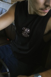 [032215013] REMERA SIN MANGA RELAXED - APPAREL BLACK